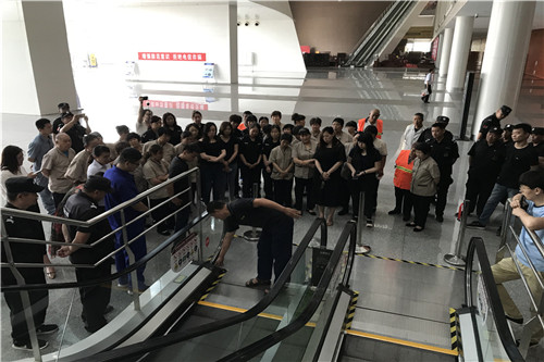 1561024403886110.jpg 扶梯使用說(shuō)明及緊急情況處理方法.jpg